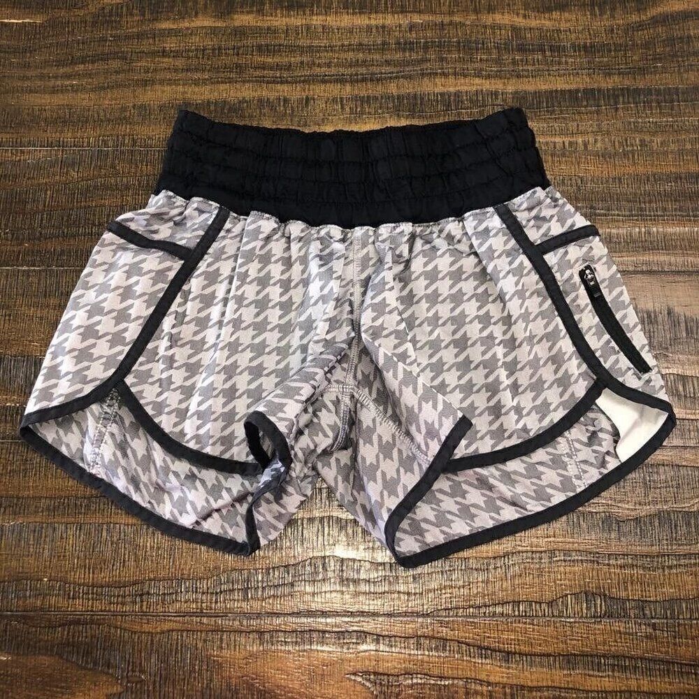 Lululemon Size 4 Tracker Short II 2-way Stretch Giant Houndstooth Jacquard Black